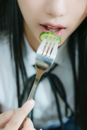 国产蜂胶眼霜好用吗_高清完整版